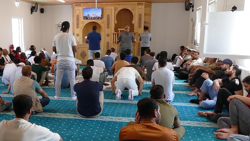 Zum Freitagsgebet mit Feier des 25. Vereinsjubiläums kamen arabische Muslime in ihre Moschee an der Geisfelder Straße. Zum Freitagsgebet mit Feier des 25. Vereinsjubiläums kamen arabische Muslime in ihre Moschee an der Geisfelder Straße.