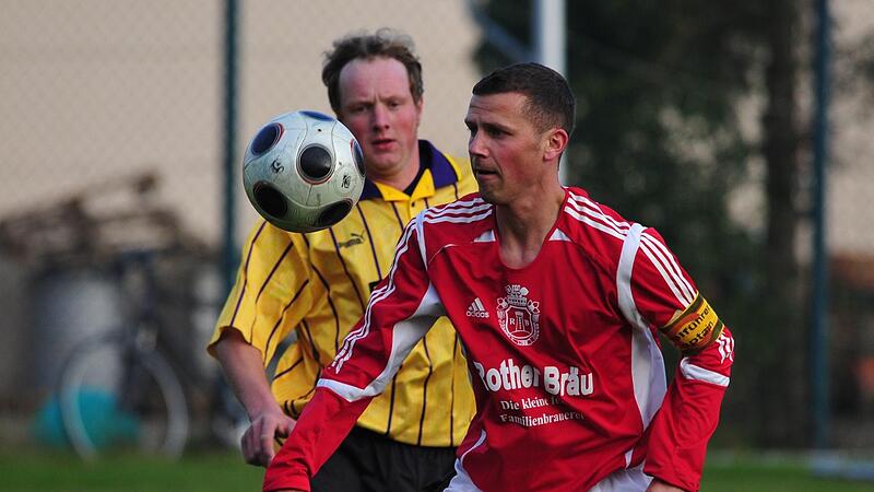 Unser Archivbild zeigt Benjamin Schlusche (vorne) in Aktion als Kapitän des TSV Urspringen. Unser Archivbild zeigt Benjamin Schlusche (vorne) in Aktion als Kapitän des TSV Urspringen.