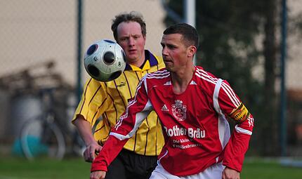Unser Archivbild zeigt Benjamin Schlusche (vorne) in Aktion als Kapit&auml;n des TSV Urspringen.