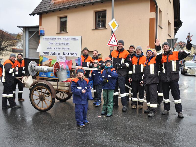 Die FFW Kothen mit Spritzenwagen und Werbung f&uuml;r die 900-Jahr-Feier in Kothen im kommenden Jahr 2027