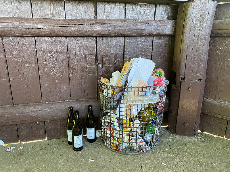 Ein voller M&uuml;llbeh&auml;lter am Aussichtspavillon oberhalb von Heiligenstadt, der fast ausschlie&szlig;lich Wertstoffe wie Glas, Papier und Kunststoff enth&auml;lt. Leergut wurde einfach neben dem Beh&auml;lter entsorgt, der Boden ist voller Zigarettenkippen.