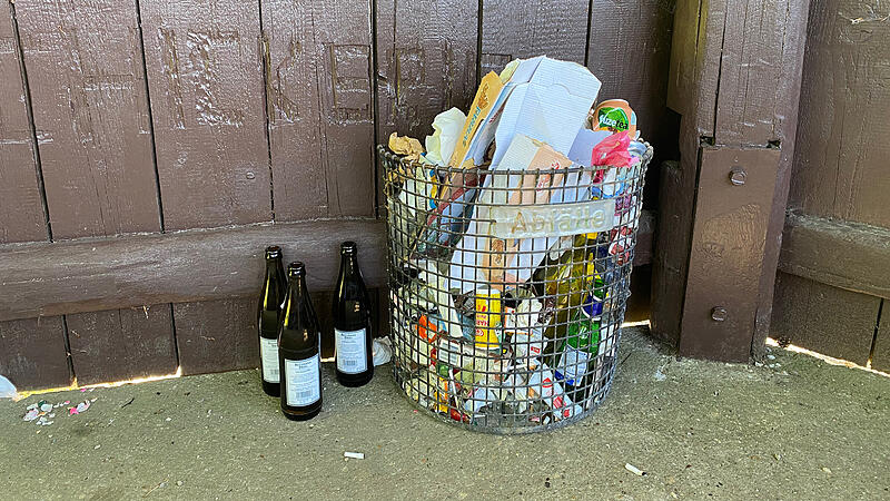 Ein voller M&uuml;llbeh&auml;lter am Aussichtspavillon oberhalb von Heiligenstadt, der fast ausschlie&szlig;lich Wertstoffe wie Glas, Papier und Kunststoff enth&auml;lt. Leergut wurde einfach neben dem Beh&auml;lter entsorgt, der Boden ist voller Zigarettenkippen.
