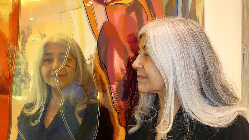 Gesicht zeigen: Mahbuba Maqsoodi im und am Spiegel ihrer Wandinstallation.