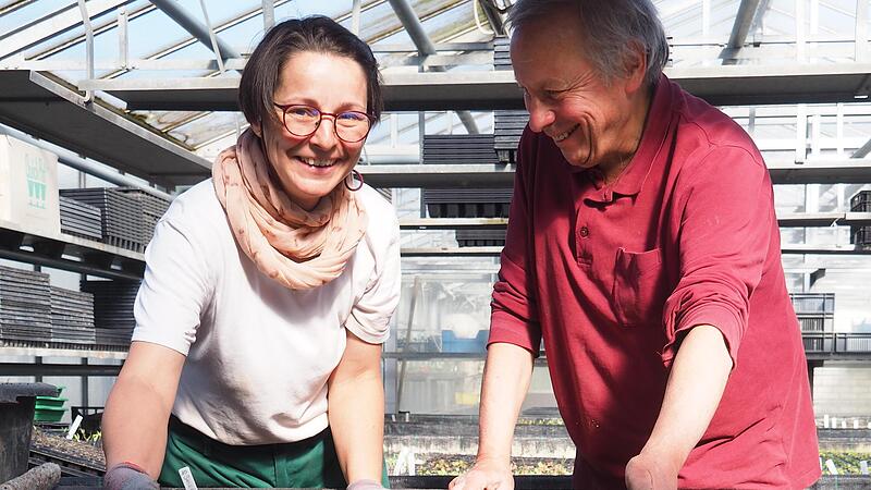 Martina Vierengel und Fritz Schumm freuen sich &uuml;ber die ersten selbst ges&auml;ten Pfl&auml;nzchen, die im Gew&auml;chshaus aus der Erde spitzen. Die M&uuml;he, Pflanzen selbst heranzuziehen, machen sich nur noch wenige Betriebe. Die meisten Jungpflanzen kommen heute...
