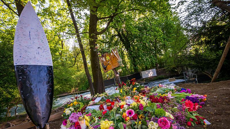Trauerbekundung an der Eisbachwelle