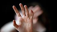 Eine Frau versucht, einen Angriff abzuwehren.