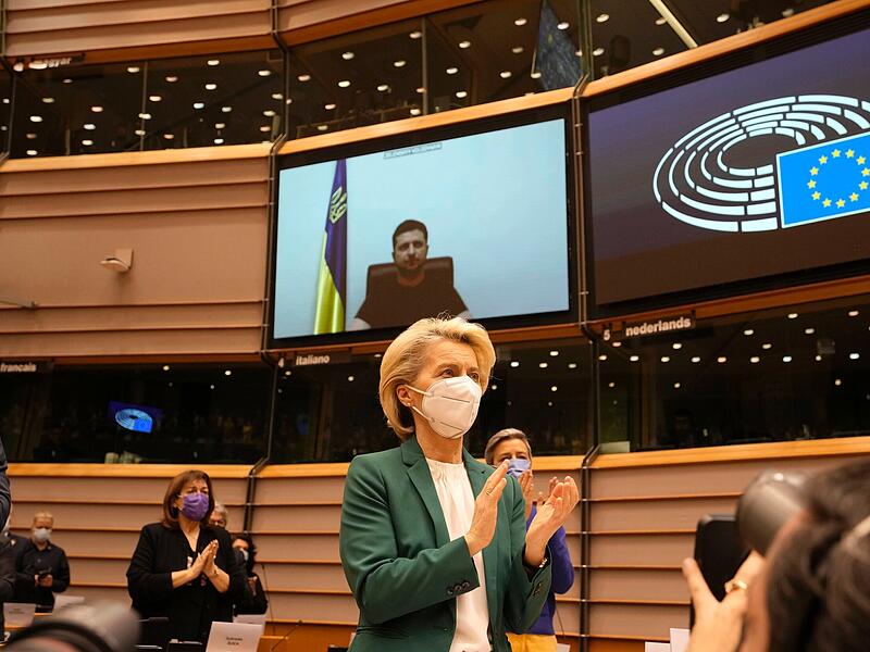 Ursula von der Leyen, Präsidentin der Europäischen Kommission, applaudiert nach einer Ansprache des ukrainischen Präsidenten Wolodymyr Selenskyj (auf dem Bildschirm), die über eine Videoverbindung während einer außerordentlichen Sitzung zur Ukraine im Europäischen Parlament gehalten wird. Die Europäische Union zeigt sich offen für den Beitrittswunsch der von Russland attackierten Ukraine. Allerdings werde dies «ein langer Weg», sagte EU-Kommissionschefin Ursula von der Leyen am Dienstag im Europaparlament.