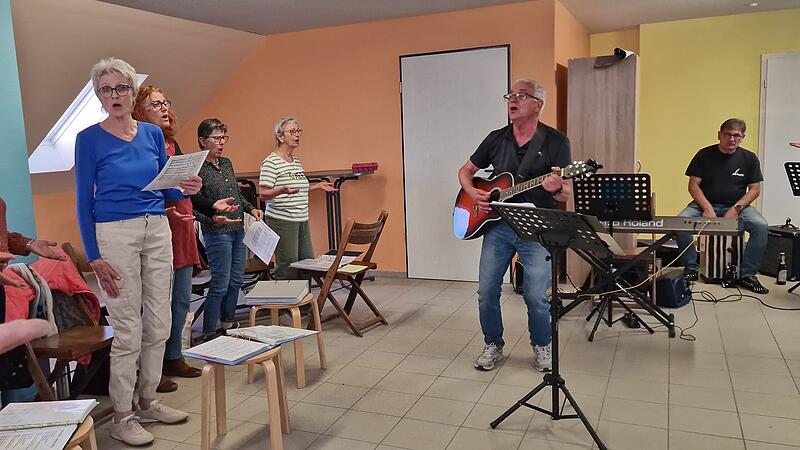 Chorleiter Thomas Reu&szlig; gibt den Ton an. Beim Katholikentag in W&uuml;rzburg singen die Noisemakers gleich an zwei Abenden.