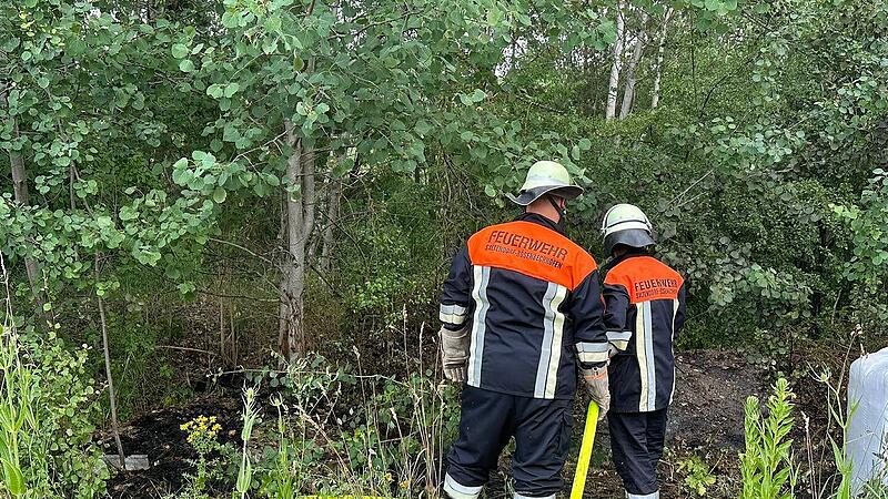 Blitz entfacht Waldbrand im Kreis Erlangen-Höchstadt - Feuerwehr gefordert Blitz entfacht Waldbrand im Kreis Erlangen-Höchstadt - Feuerwehr gefordert