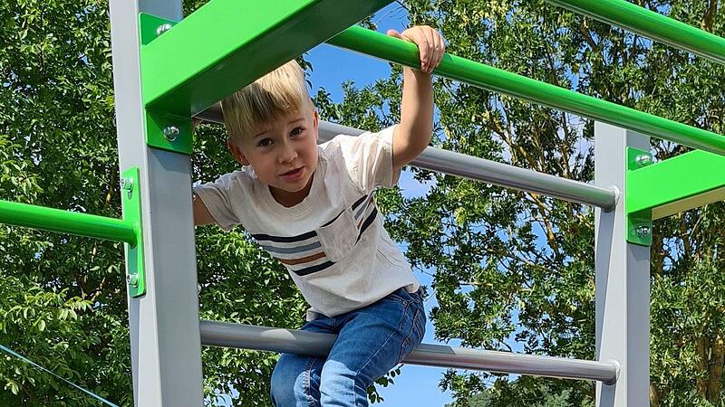 Der Kronas-Nachwuchs testet die neue Calisthenics-Anlage.Forchheim & Fr&auml;nkische Schweiz
