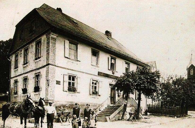 Ein Foto der Brauerei-Gastst&auml;tte H&ouml;nig in Tiefenellern, erstellt um das Jahr 1910.
