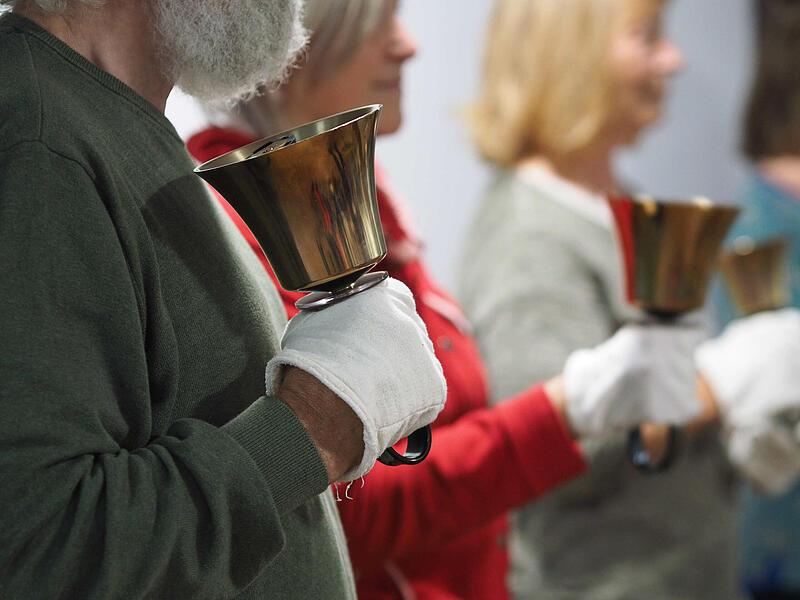 Beim Handglockenchor des Sonnenhofs aus Untermerzbach hat jeder Spieler eine Glocke. Auf das Zeichen von Astrid Zels-Kemler wird der Ton angeschlagen. Um das Metall der Glocken zu schützen , tragen die Spieler stets Handschuhe.