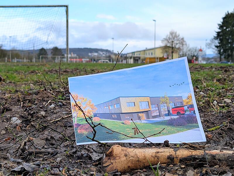 Feuerwehrhaus BuckenhofenForchheim & Fränkische Schweiz Wo aktuell der Fußballnachwuchs des SV Buckenhofen kickt, rollen schon bald die Bagger: Das lang ersehnte Gerätehaus der Forchheimer Stadtteilfeuerwehr wird gebaut. Zeitplan, Vereinssorgen und Kompromisslösungen.