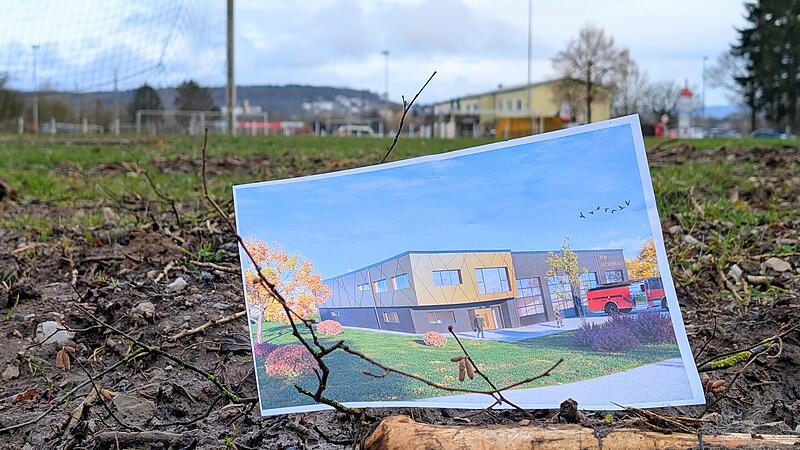 Wo aktuell der Fu&szlig;ballnachwuchs des SV Buckenhofen kickt, rollen schon bald die Bagger: Das lang ersehnte Ger&auml;tehaus der Forchheimer Stadtteilfeuerwehr wird gebaut. Zeitplan, Vereinssorgen und Kompromissl&ouml;sungen.