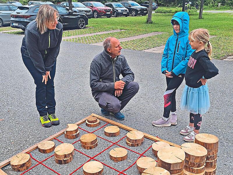 Peter Schwarzmeier vom Jugendwaldheim Lauenstein mit Kindern beim waldpädagogischen Spiel. Peter Schwarzmeier vom Jugendwaldheim Lauenstein mit Kindern beim waldpädagogischen Spiel.