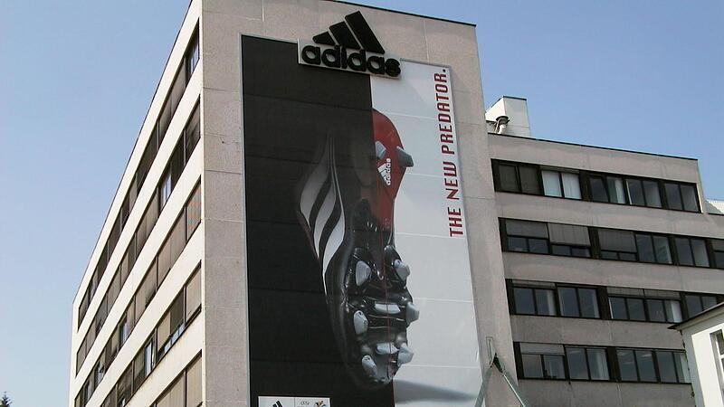So hat man das Bürohaus in Erinnerung. Adidas nutzte die Fassade früher als Werbefläche. Das Areal gehört jetzt Schaeffler, das Gebäude wird abgerissen. So hat man das Bürohaus in Erinnerung. Adidas nutzte die Fassade früher als Werbefläche. Das Areal gehört jetzt Schaeffler, das Gebäude wird abgerissen.