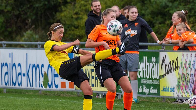 Eichas Annalena Raithel (gelbes Trikot) schlägt den Ball vor Hannah Wich weg. Eichas Annalena Raithel (gelbes Trikot) schlägt den Ball vor Hannah Wich weg.