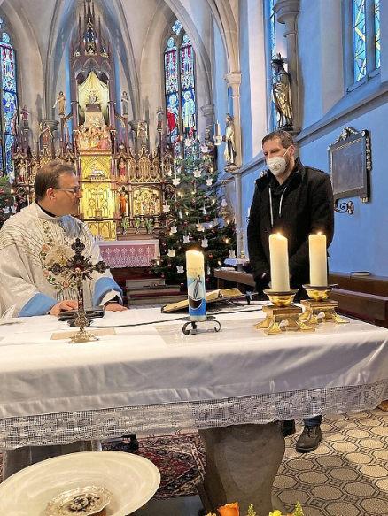 Beim feierlichen Gottesdienst wurde der neue Kirchenpfleger Steffen Beyer (re) von Pfarrer Richard Reis der Pfarrgemeinde vorgestellt.