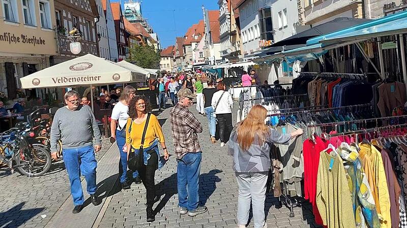 Bei bestem Wetter schlenderten zahlreiche Besucher durch die Innenstadt.Forchheim & Fr&auml;nkische Schweiz