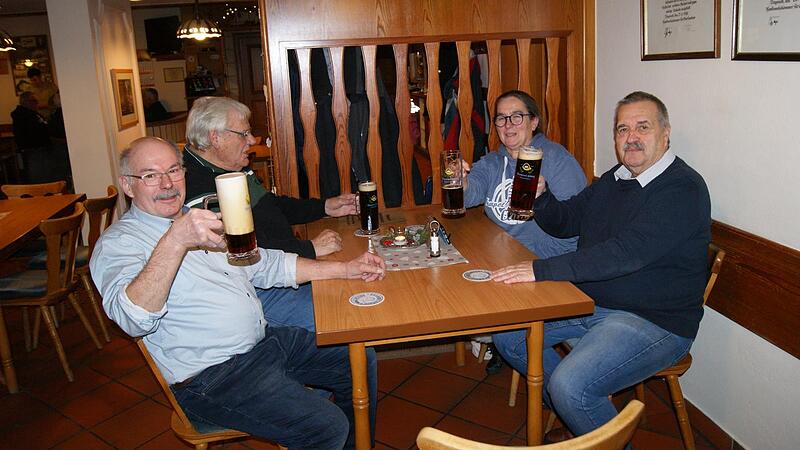 Peter Hönig (links) freut sich mit den Bamberger Bockbierfans, die bei keinem Fest in Tiefenellern fehlen: Kupferschmiedemeister Theodor Deinlein, Keesmannbedienung Jutta Schneider und Joseph Hofstätter. Peter Hönig (links) freut sich mit den Bamberger Bockbierfans, die bei keinem Fest in Tiefenellern fehlen: Kupferschmiedemeister Theodor Deinlein, Keesmannbedienung Jutta Schneider und Joseph Hofstätter.