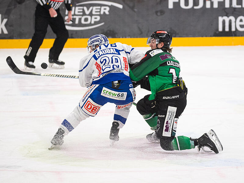 Leon Dalldush (rechts) weckte mit seinem 3:1 die Hoffnung auf die volle Beute. Doch dezimierte Alligators mussten sich beim SC Riessersee mit einem Zähler zufrieden geben.