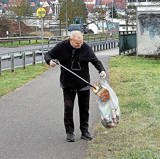 Dieter Werner an der Verteilerspange, von Ebern auf den Weg in Richtung ehemalige Kaserne. Nach etwa 500 Metern hat sich sein M&uuml;llbeutel schon ganz sch&ouml;n gef&uuml;llt.