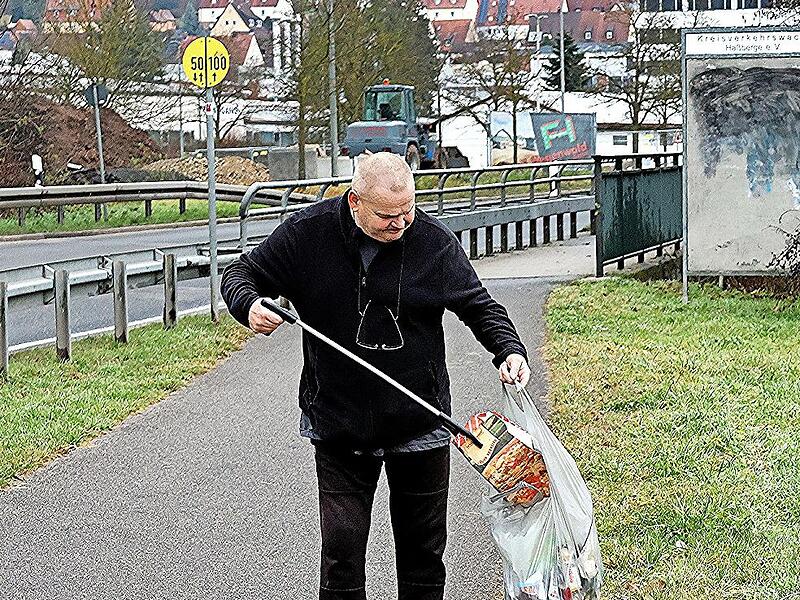 Dieter Werner an der Verteilerspange, von Ebern auf den Weg in Richtung ehemalige Kaserne. Nach etwa 500 Metern hat sich sein Müllbeutel schon ganz schön gefüllt. Dieter Werner an der Verteilerspange, von Ebern auf den Weg in Richtung ehemalige Kaserne. Nach etwa 500 Metern hat sich sein Müllbeutel schon ganz schön gefüllt.