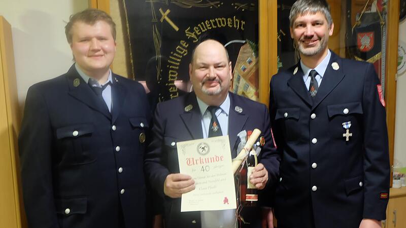 Eine Ehrung erfolgte bei der Freiwilligen Feuerwehr Theinfeld: (von links) 2. Kommandant Benedikt Markert, Klaus Pfaab (40 Jahre aktiver Dienst) und 1. Vorsitzender/1. Kommandant Dominik Rentsch.