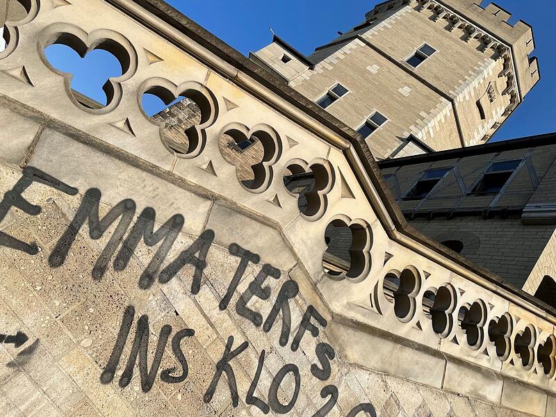 Graffiti auf dem Frauenturm von Alice Schwarzer