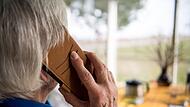 Rentnerin am Telefon