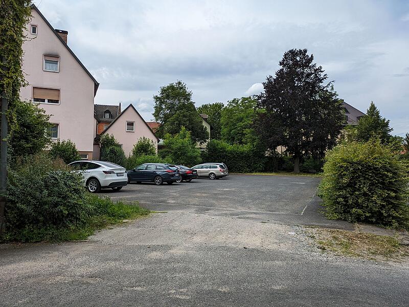 Der Teil links gehört der Stadt. Hier ist derzeit nur Parkfläche. Hinten soll ein Durchgang entstehen. Der Teil links gehört der Stadt. Hier ist derzeit nur Parkfläche. Hinten soll ein Durchgang entstehen.