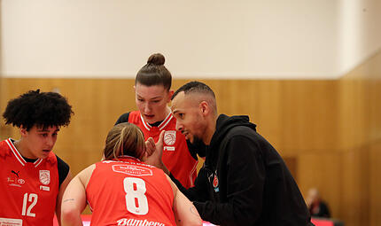 Samuel Gloser bei einer taktischen Besprechung mit seinen Spielerinnen. Das und was der Coach der Bamberg Baskets sonst noch während eines Spiels und in der Kabine sagt, sehen Sie in unserem Format "Cable Coach". Samuel Gloser bei einer taktischen Besprechung mit seinen Spielerinnen. Das und was der Coach der Bamberg Baskets sonst noch während eines Spiels und in der Kabine sagt, sehen Sie in unserem Format "Cable Coach".