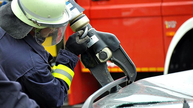 A3 bei Erlangen: Sattelzug schleift Auto 400 Meter mit - Ehepaar verletzt