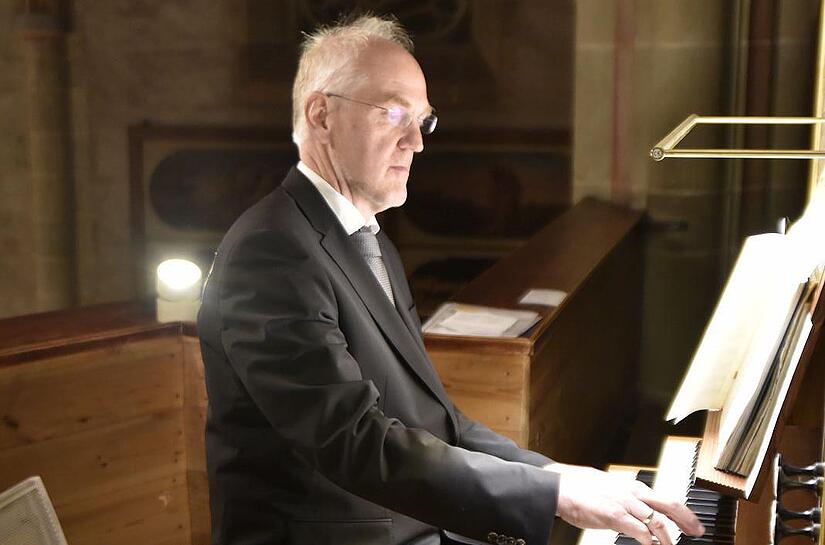 Kirchenmusikdirektor Reinhold Schelter aus Wunsiedel schuf ant der Mühleisenorgel in Königsberg für die Zuhörer ein Klangerlebnis.