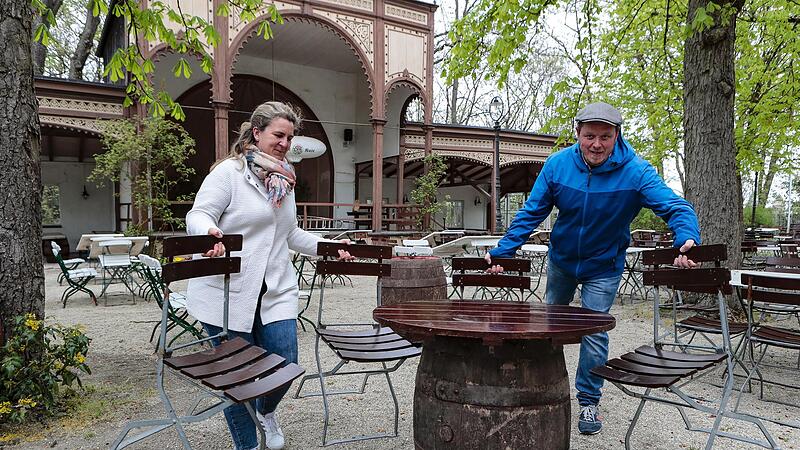 Andrea und  Tobias Konrad treffen im Wilde Rose Keller erste Vorbereitungen für den Startschuss in der Außengastronomie: Der könnte in Bamberg  in der kommenden Woche fallen.  Die Konrads warten allerdings  mindestens bis Christi Himmelfahrt.