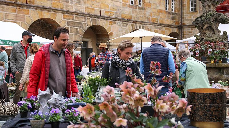 Der Innenhof des Thurnauer Schlosses bietet ein schönes Ambiente für den Lenzrosenmarkt.