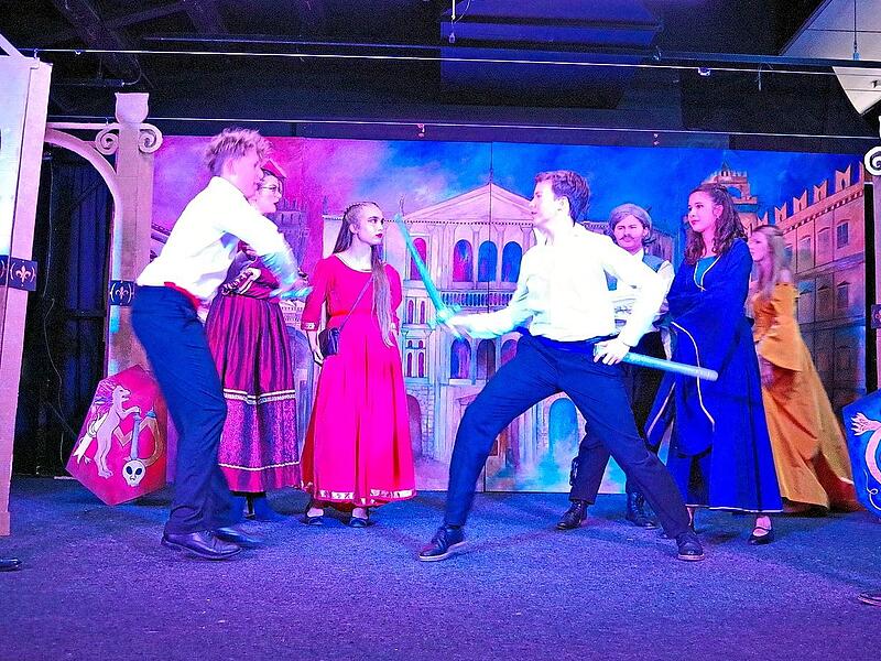 Am Frankenwald-Gymnasium wagte sich das Mittel- und Oberstufentheater an eine moderne Interpretation des Shakespeare-Klassikers „Romeo und Julia“.Heike Schülein Am Frankenwald-Gymnasium wagte sich das Mittel- und Oberstufentheater an eine moderne Interpretation des Shakespeare-Klassikers „Romeo und Julia“.Heike Schülein