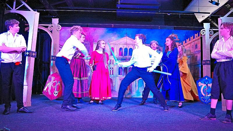 Am Frankenwald-Gymnasium wagte sich das Mittel- und Oberstufentheater an eine moderne Interpretation des Shakespeare-Klassikers „Romeo und Julia“.Heike Schülein Am Frankenwald-Gymnasium wagte sich das Mittel- und Oberstufentheater an eine moderne Interpretation des Shakespeare-Klassikers „Romeo und Julia“.Heike Schülein