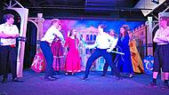 Am Frankenwald-Gymnasium wagte sich das Mittel- und Oberstufentheater an eine moderne Interpretation des Shakespeare-Klassikers „Romeo und Julia“.Heike Schülein Am Frankenwald-Gymnasium wagte sich das Mittel- und Oberstufentheater an eine moderne Interpretation des Shakespeare-Klassikers „Romeo und Julia“.Heike Schülein