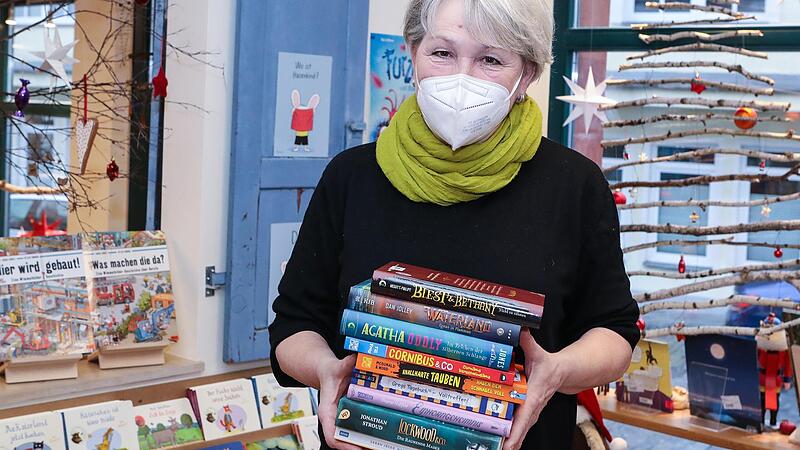 An Nachschub für Lesehungrige    mangelt  es nicht: Auch die  Forchheimer   Buchhändlerin  Heike Schade  macht    stapelweise Angebote.Forchheim & Fränkische Schweiz