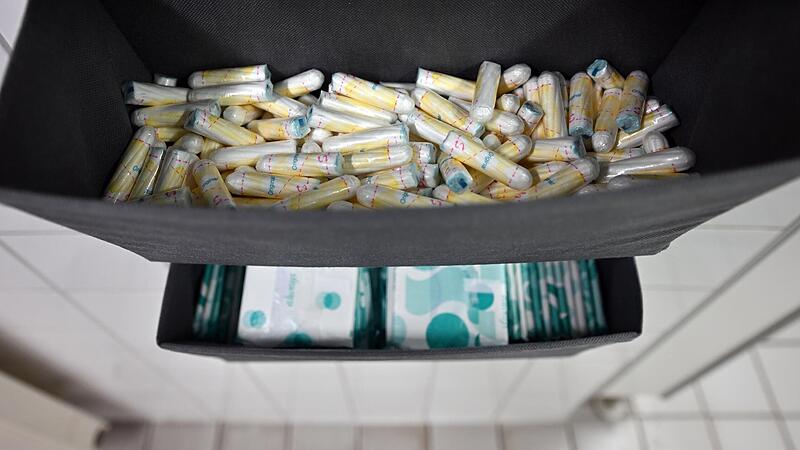 H&auml;ngen Tampon- und Binden-Spender wie dieser bald auch in &ouml;ffentlichen Toiletten in Kulmbach?