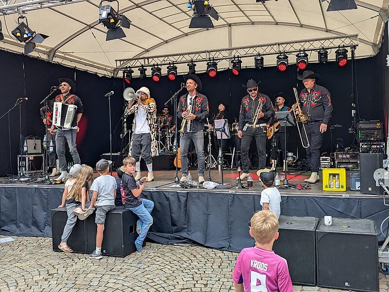 Stadtfest Musik und Märkte in Münnerstadt 2025Stadtfest Musik und Märkte 2025 in Münnerstadt Los Pistoleros Güeros rockten den Anger am Sonntagabend und waren ein gelungener Abschluss.