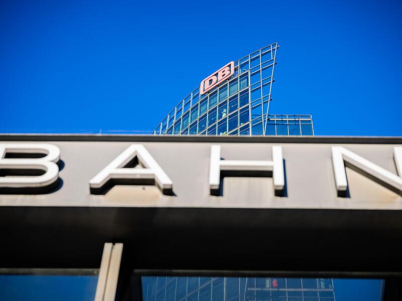 Der Bahntower, Sitz der Dachgesellschaft der Deutschen Bahn. Die Bahn-Betreiber profitieren vom hohen Spritpreis: Er treibt Pendler zum Deutschland-Ticket.