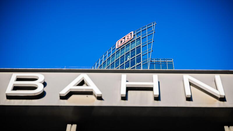 Der Bahntower, Sitz der Dachgesellschaft der Deutschen Bahn. Die Bahn-Betreiber profitieren vom hohen Spritpreis: Er treibt Pendler zum Deutschland-Ticket.