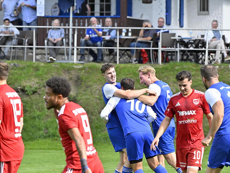Wahnsinn beim blau gekleideten SV Ketschendorf: Hier bejubeln die Gastgeber das zwischenzeitliche 2:1 durch Amadeus Schramm (Nr. 10). Wahnsinn beim blau gekleideten SV Ketschendorf: Hier bejubeln die Gastgeber das zwischenzeitliche 2:1 durch Amadeus Schramm (Nr. 10).