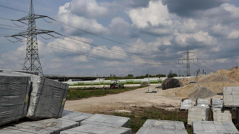 Auf dieser Fläche am nördlichen Stadtrand von Hallstadt sollen ein Lebensmittel- und ein Drogeriemarkt entstehen. Auf dieser Fläche am nördlichen Stadtrand von Hallstadt sollen ein Lebensmittel- und ein Drogeriemarkt entstehen.