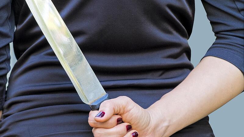 Am Mittwochabend soll in einem Forchheimer Autohaus eine Frau auf eine 20-jährige Frau mit einem Messer eingestochen haben.Forchheim & Fränkische Schweiz Am Mittwochabend soll in einem Forchheimer Autohaus eine Frau auf eine 20-jährige Frau mit einem Messer eingestochen haben.Forchheim & Fränkische Schweiz