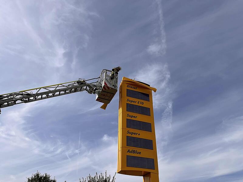 Mit dieser Preisanzeigentafel kollidierte der Flieger.
