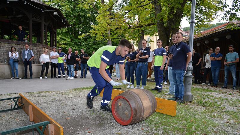 Die angehenden Brauer und Mälzer müssen Fässer durch einen Hindernisparcours rollen. Die angehenden Brauer und Mälzer müssen Fässer durch einen Hindernisparcours rollen.
