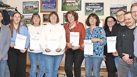 Ehrungen für 25 Jahre (v. l.): 1. Vorsitzender Bastian Hugel, Annkathrin Zoike, Michaela Zoike, Simone Eichhorn, Daniela Hollweg, Monika Weigel, 3. Bürgermeisterin Tanja Friedrich, Manuel Seibold, 3. Vorsitzender Stefan Lanzendörfer und 2. Vorsitz...